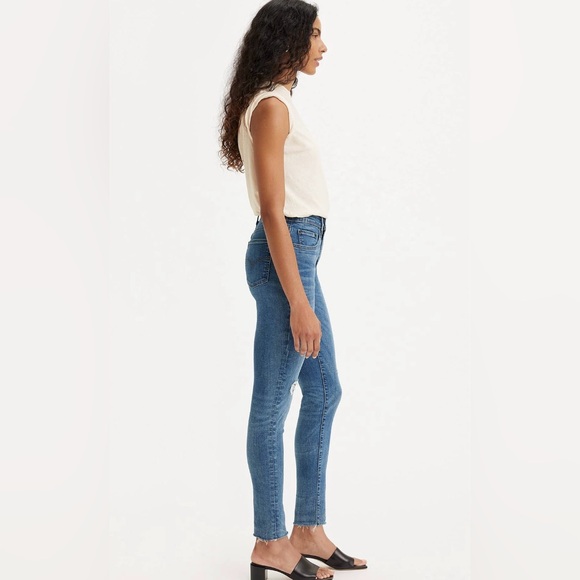 Levi’s 721 High Rise Skinny Women’s Jeans; Medium Wash; size 26w x 30l - Picture 2 of 2